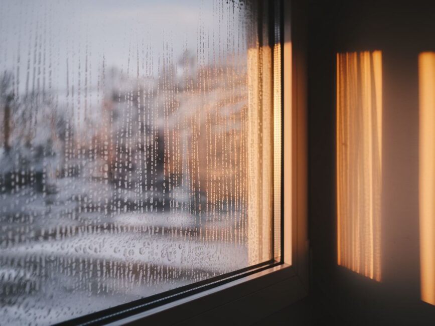 Kondensacja pary wodnej na szybie okna